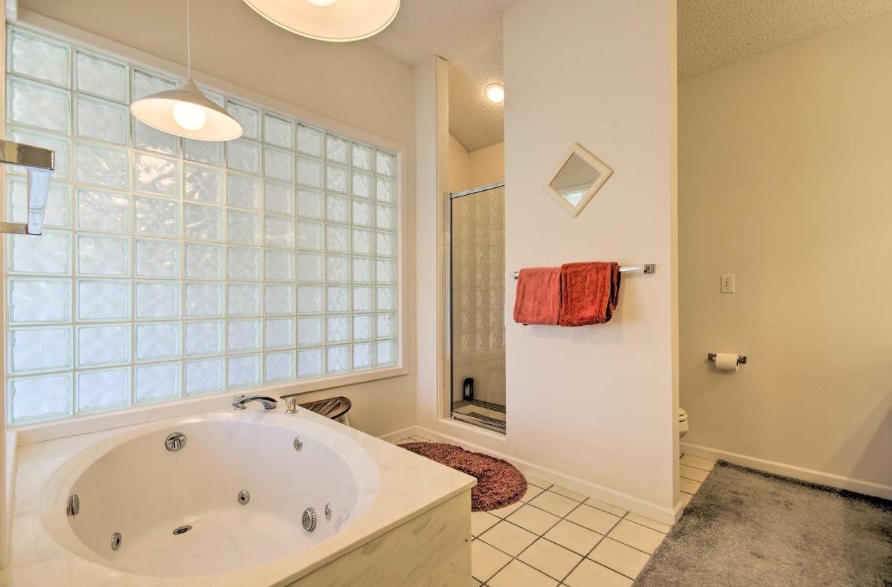 Bright Waterfront Condo With Resort Amenities! 奥沙克湖 外观 照片